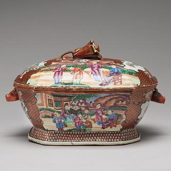 A famille rose tureen with cover and stand, Qing dynasty, Qianlong (1736-95).