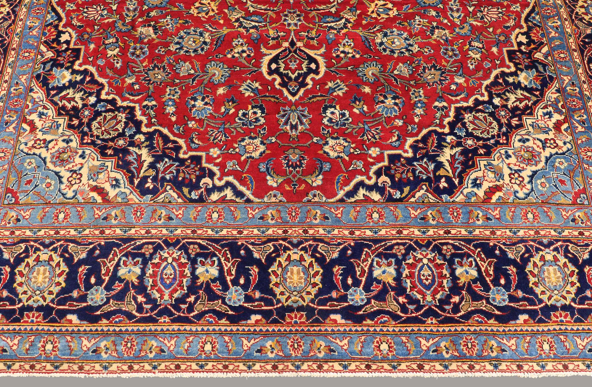 A CARPET, Kashan, ca 332 x 232 cm.