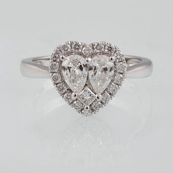 RING, 18K vitguld med briljant-, dropp- samt prinsesslipade diamanter 0.75 ct. Vikt 2,5 gram.