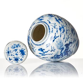 A blue and white jar with cover, Qing dynasty, 19th century.