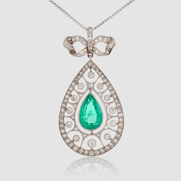 HÄNGE/BROSCH med droppformad smaragd, ca 2.30 ct, samt gammalslipade diamanter totalt ca 1.20 ct, med tillhörande KEDJA.