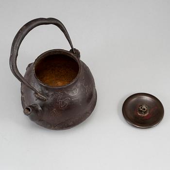 TEKANNA med LOCK, järn och brons. Japan, signerad.