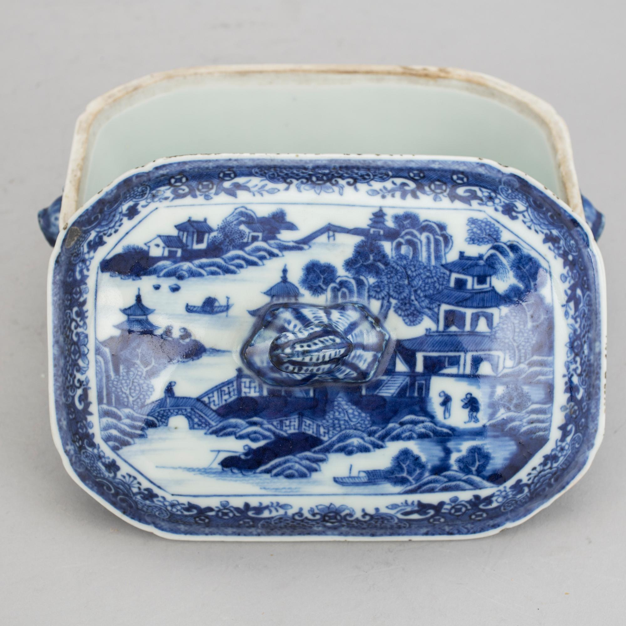SMÖRTERRIN, porslin, Qingdynastin, Qianlong (1736-95).