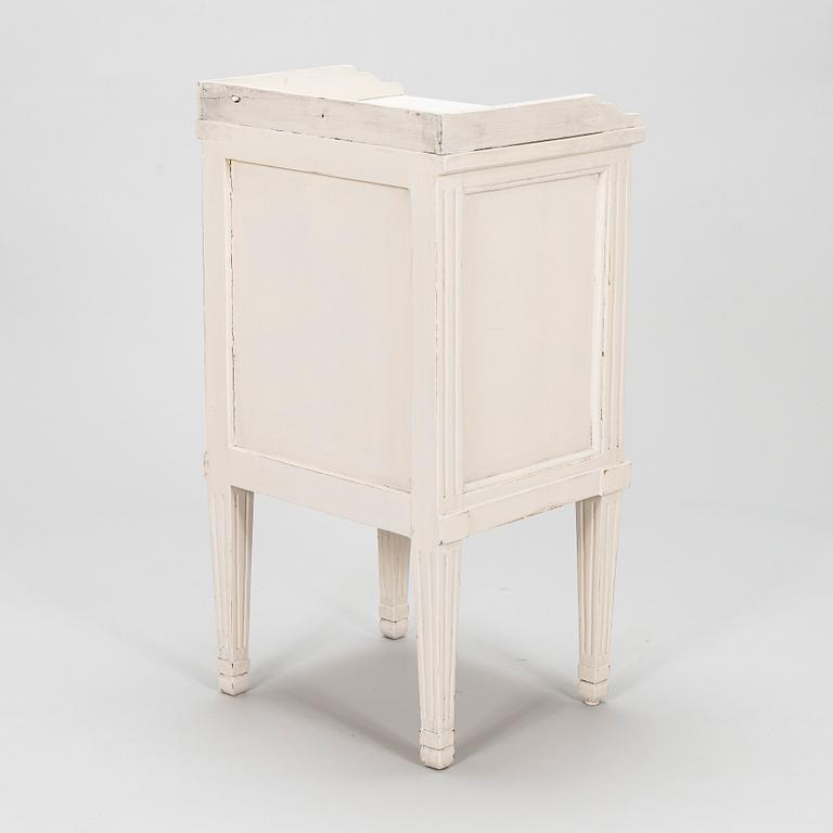 Nattduksbord/sängbord, gustaviansk stil, omkring 1900.