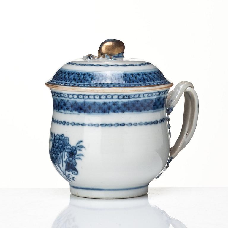 Bricka med cremekoppar, 12 stycken, kompaniporslin. Qing dynastin, Qianlong (1736-95).