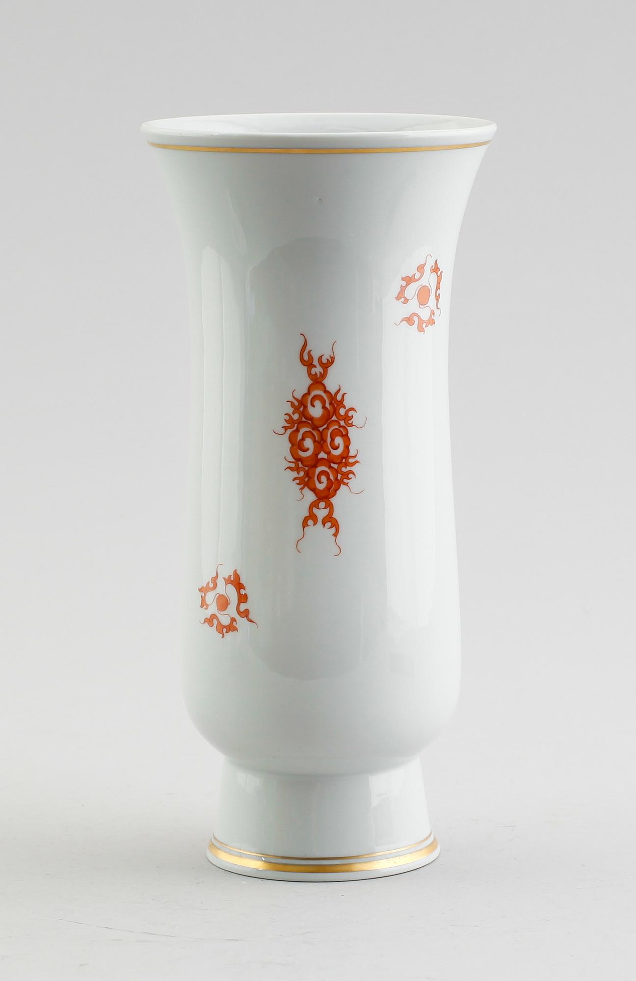 VAS SAMT ASKFAT, porslin, Meissen, 1900-talets andra hälft.