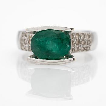 Ring, 18k gold with emerald and diamonds.