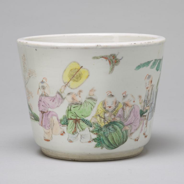 A Chinese famille rose pot, 20th century.