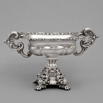SKÅL PÅ FOT, silver, Gustaf Folcker, Stockholm 1842. Vikt c:a 640 g.