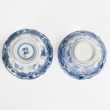 Koppar, två stycken, samt fat, porslin, Kina, Qingdynastin, Kangxi (1662-1722).