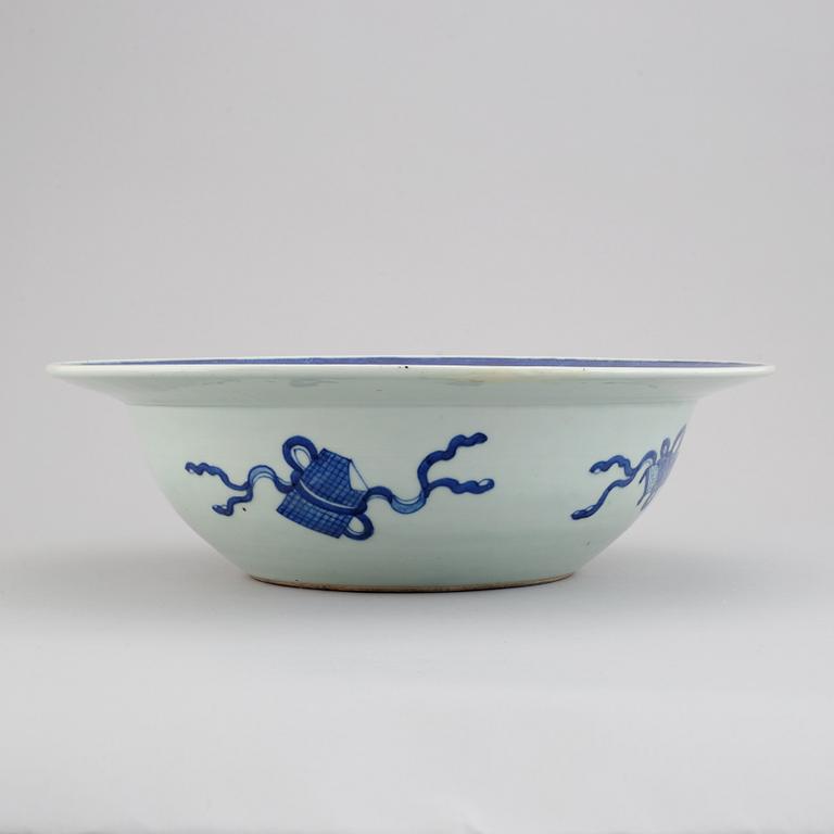 A large blue and white "Fitz Hugh pattern" wash basin, Qing dynasty, 19th century.