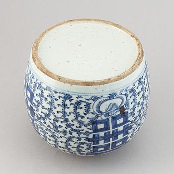 A blue and white jar, Qing dynasty, 19th Century.