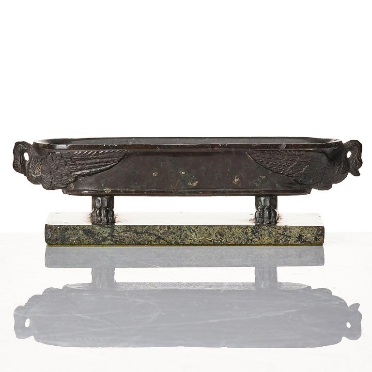 Skål, sarkofagform, 1800-talets senare del.