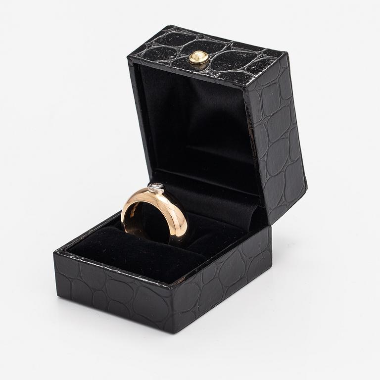 An 18K gold ring with a ca. 0.22 ct diamond. B. Ahlfors, Helsinki 1971.