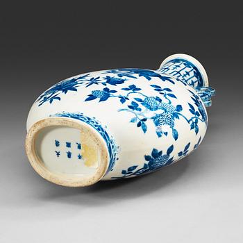PILGRIMSVAS, porslin. Qing dynastin, 1800-tal med Kangxi sex karaktärers märke.