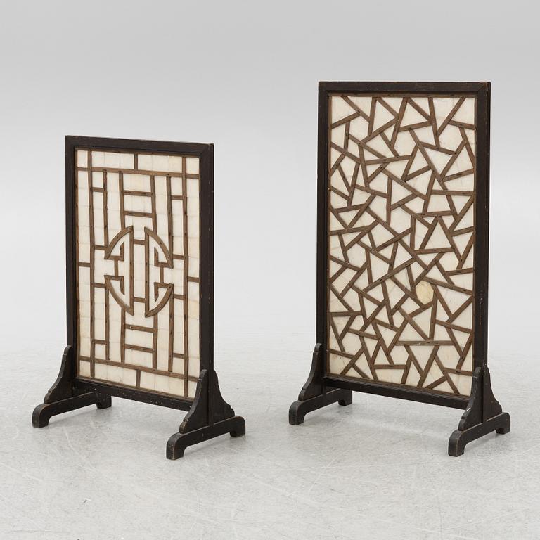 Skärmar två stycken, trä och papp. Kina, sen Qingdynasti/tidigt 1900-tal.