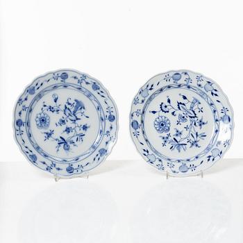 A 54-piece porcelain dinner service, 'Onion pattern/Zwiebelmuster', predominantly Meissenstadt, Tyskland.