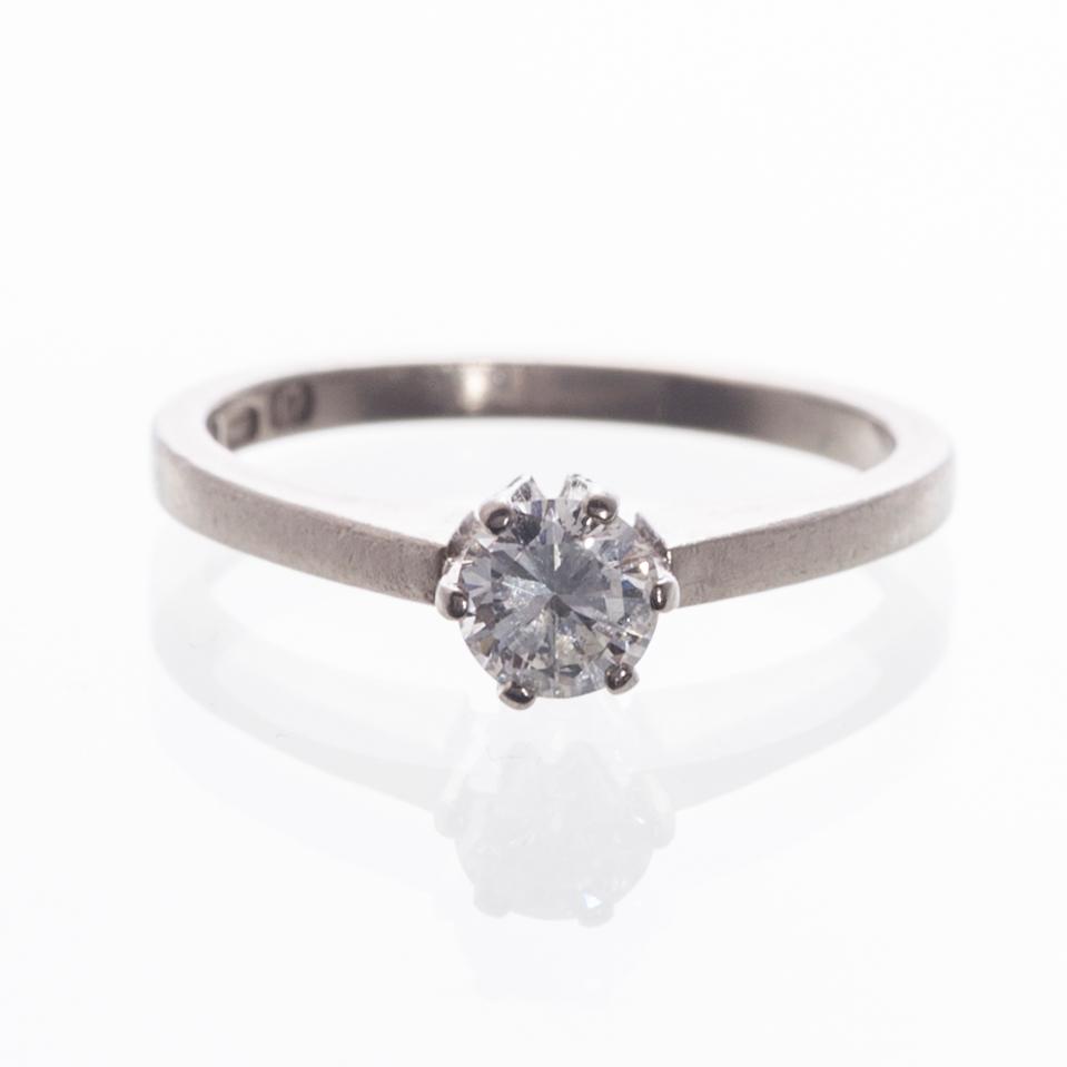RING, 18K vitguld, briljantslipad diamant. A. Tillander 1973. Vikt ca 3,3 g.