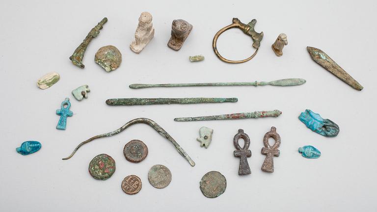 SAMLING FORNFÖREMÅL OCH MYNT, ca 25 st, metall, sten och lergods, medelhavsländerna.