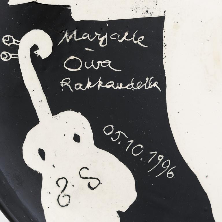 Oiva Toikka, dekorationsfat, keramik, signerad Los Angeles Marjalle Oiva Rakkaudella 05.10. 1996.