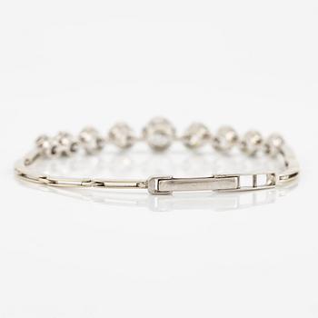 Armband, 18K vitguld och nio gammalslipade diamanter.