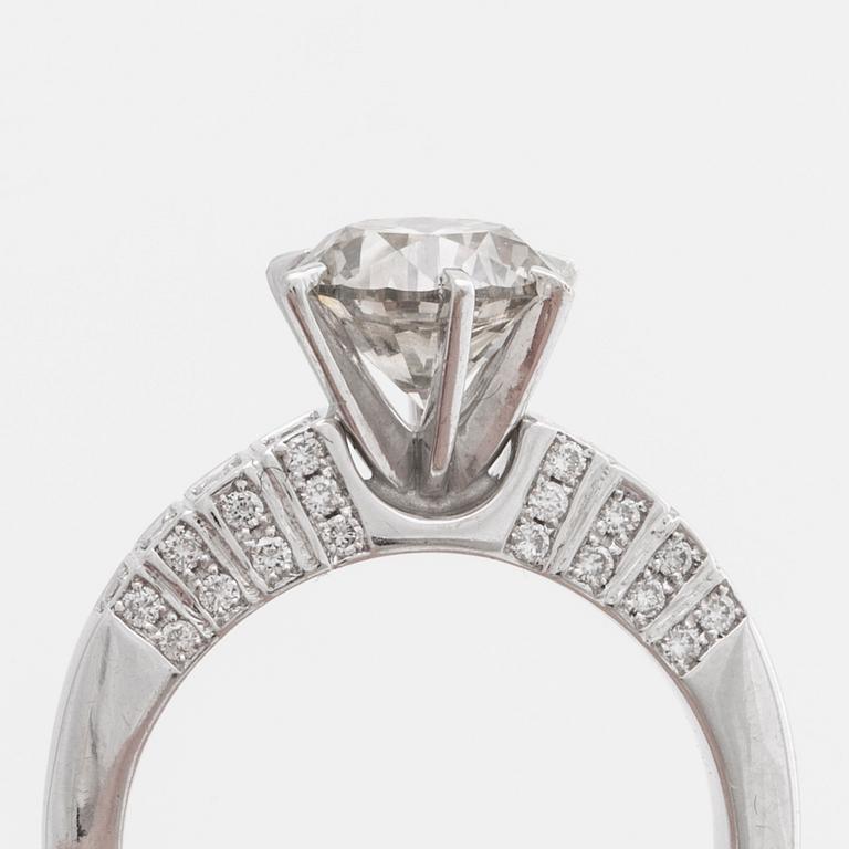 RING 14K vitguld m 1 briljant ca 1,8 ct, ca L-M VS, sidostenar ca 0,25 ct totalt.