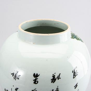 A Chinese porcelain jar with cover, 20th century.