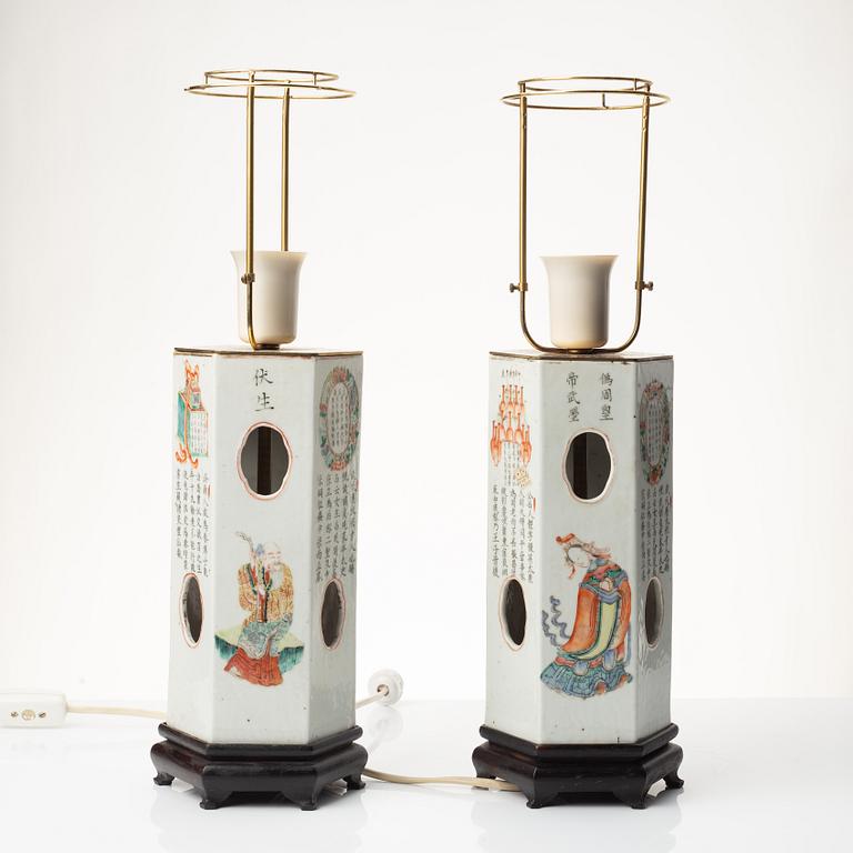 Perukstockar/bordslampor, ett par, porslin, Kina, sen Qingdynati.