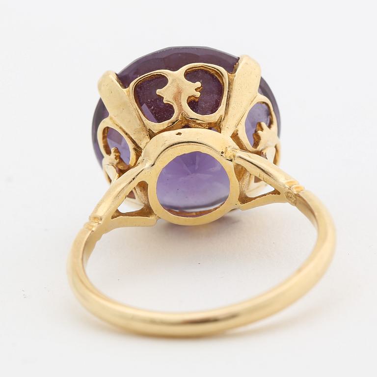 Ring with faceted synthetic sapphire.