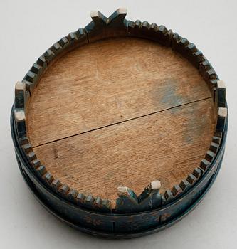 TRÄKÄRL med lock, allmoge, daterad 1851.