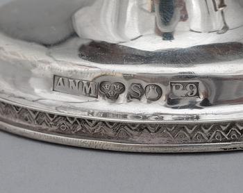 GRÄDDKANNA samt LJUSSTAKAR, ett par, silver. Bl a England, 1800/1900-tal. Tot vikt 81 g.