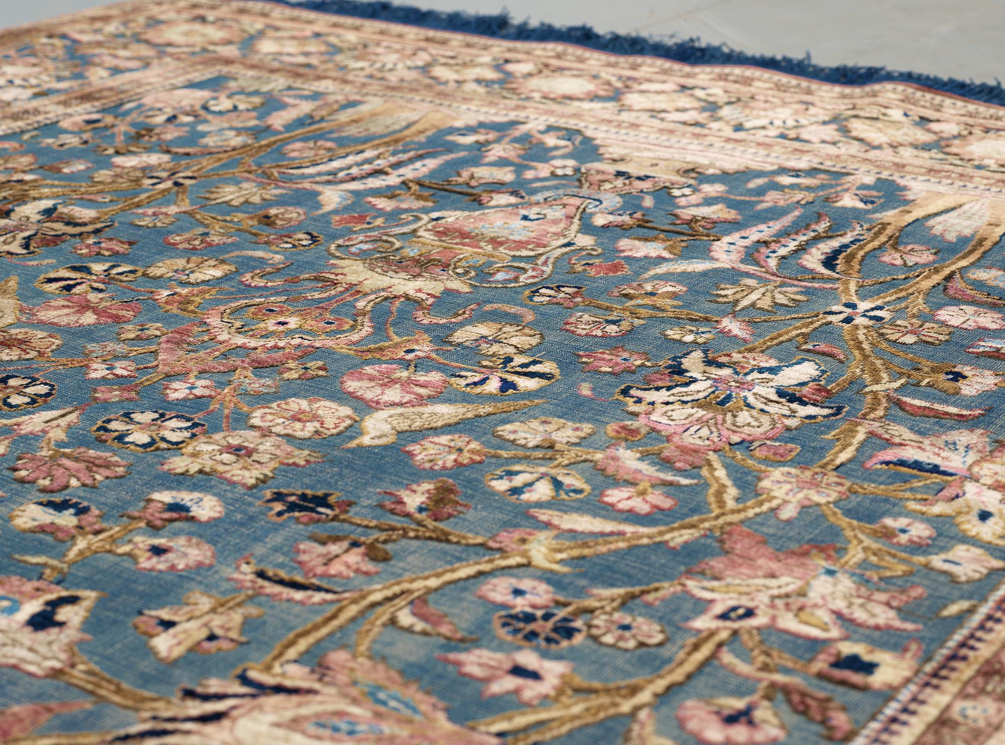 SEMI-ANTIQUE SILK KASHAN SOUF (in relief). 195 x 133,5 cm.