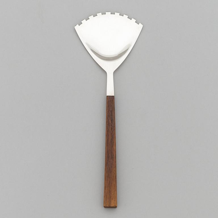 Bertel Gardberg, A server in silver (.916) and hardwood, marked BG, Kultakeskus, Hämeenlinna 1961.