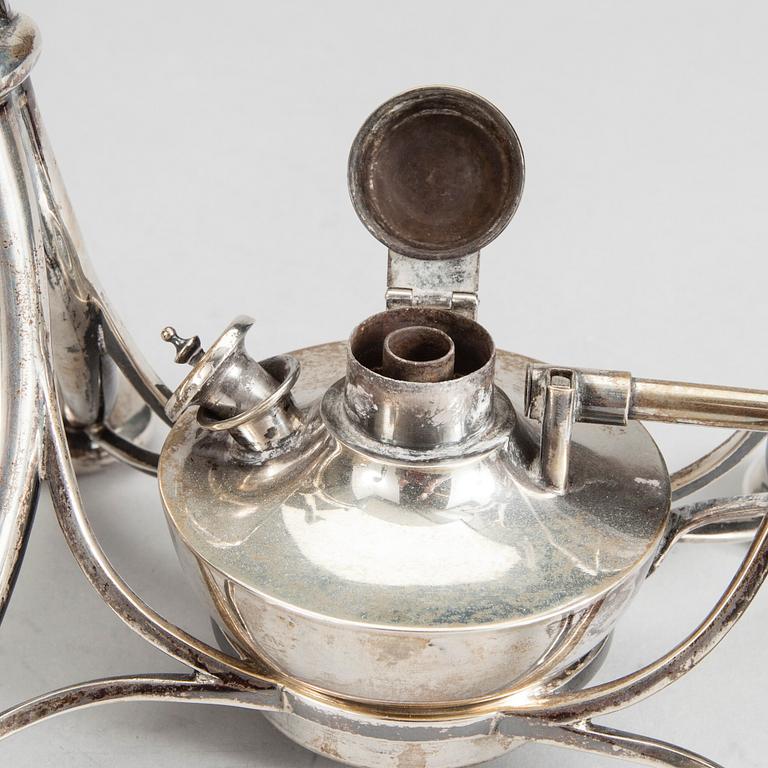 TEKANNA MED RECHAUD, silver, K. Andersson, Stockholm 1905. Vikt 1493 g.