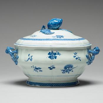 A blue and white tureen with cover, Qing dynasty, Qianlong (1736-95).
