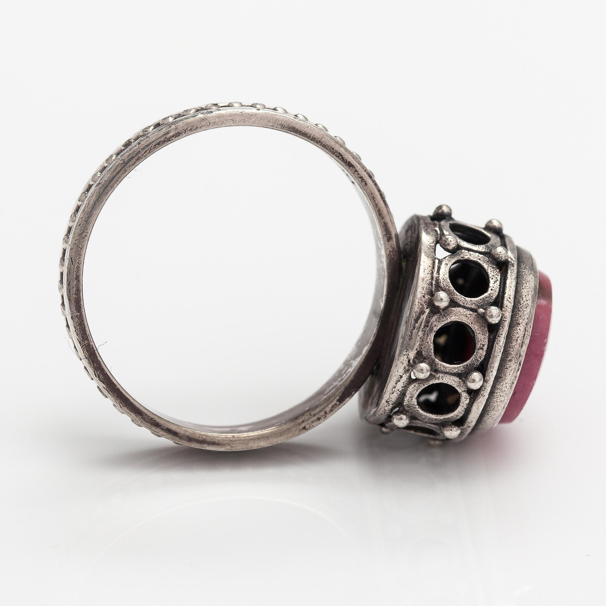 Kai Lindström, Brosch, ring och örhängen, silver, granit. Kalevala Koru, Helsingfors 1968.