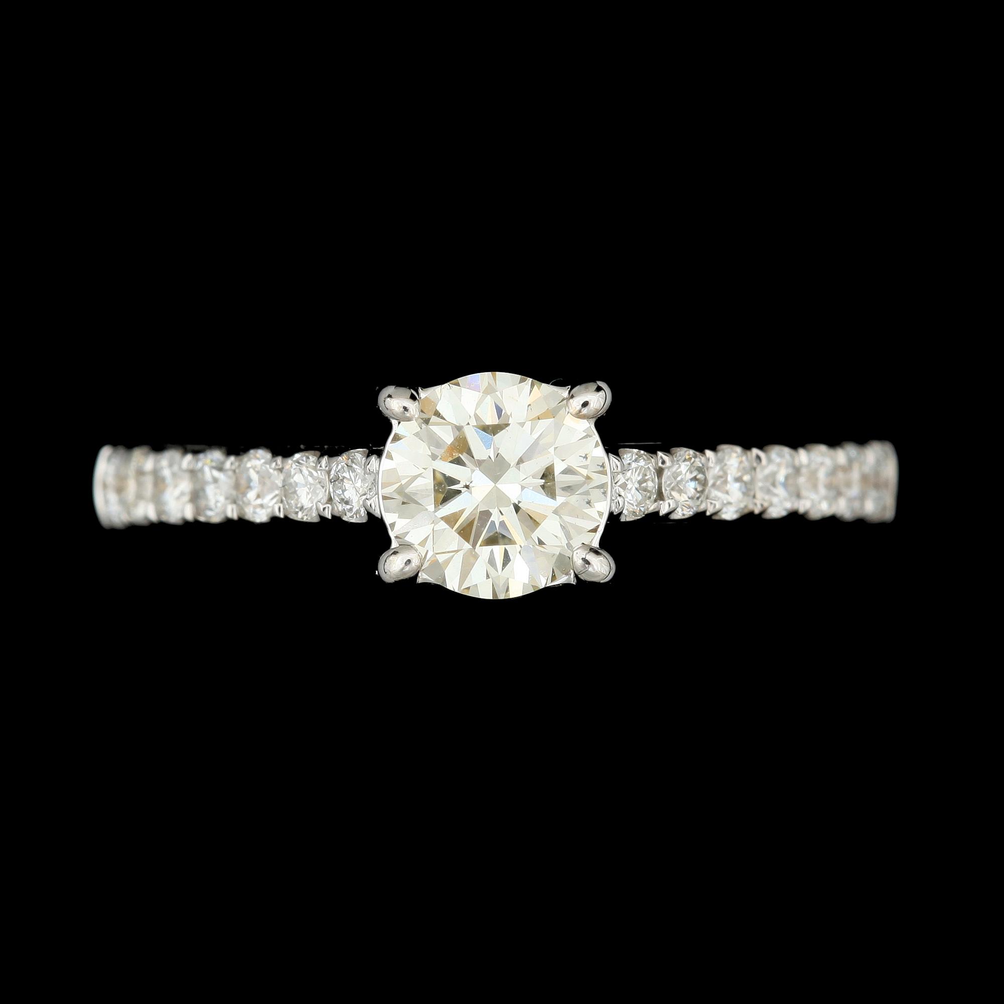 RING, 18k vitguld med briljantslipade diamanter ca0,68ct+ tot0,31ct. Vikt 3,3g.