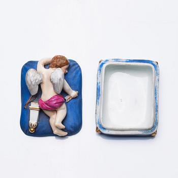 A porcelain inkwell and a box, decorated with putti. Probably by the Gardner  Porcelain Factory, Moscow,
