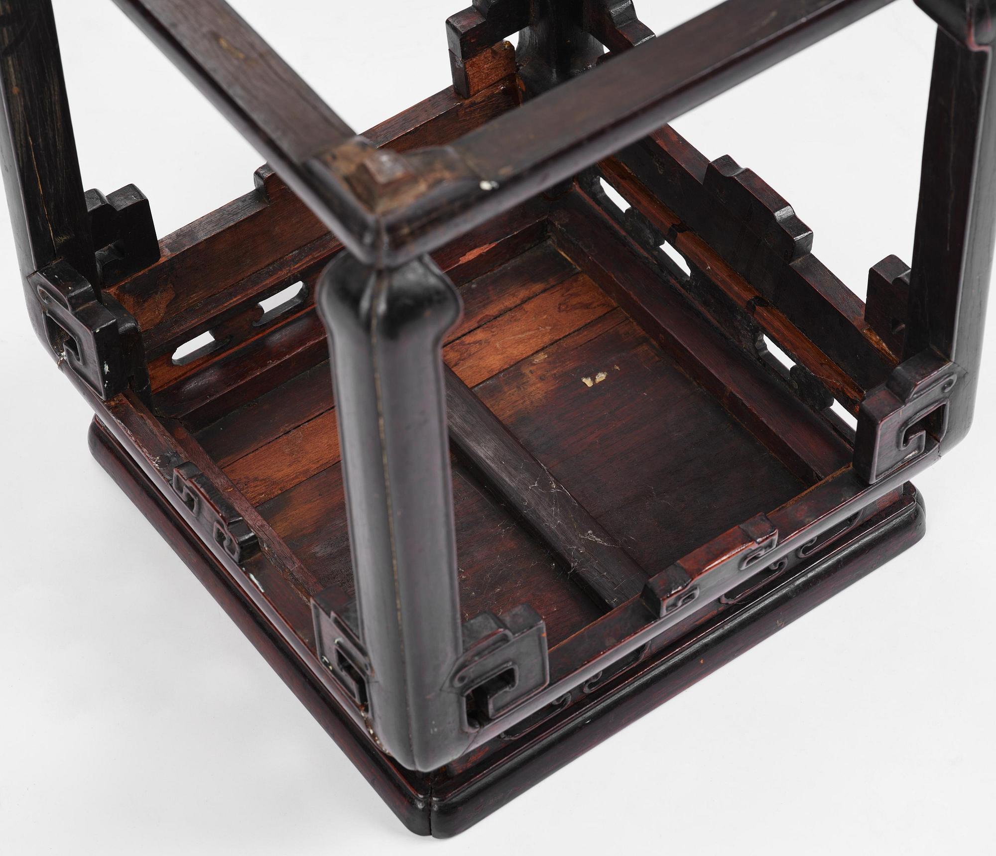 Pall/bord, hardwood. Qingdynastin, 1800-tal.