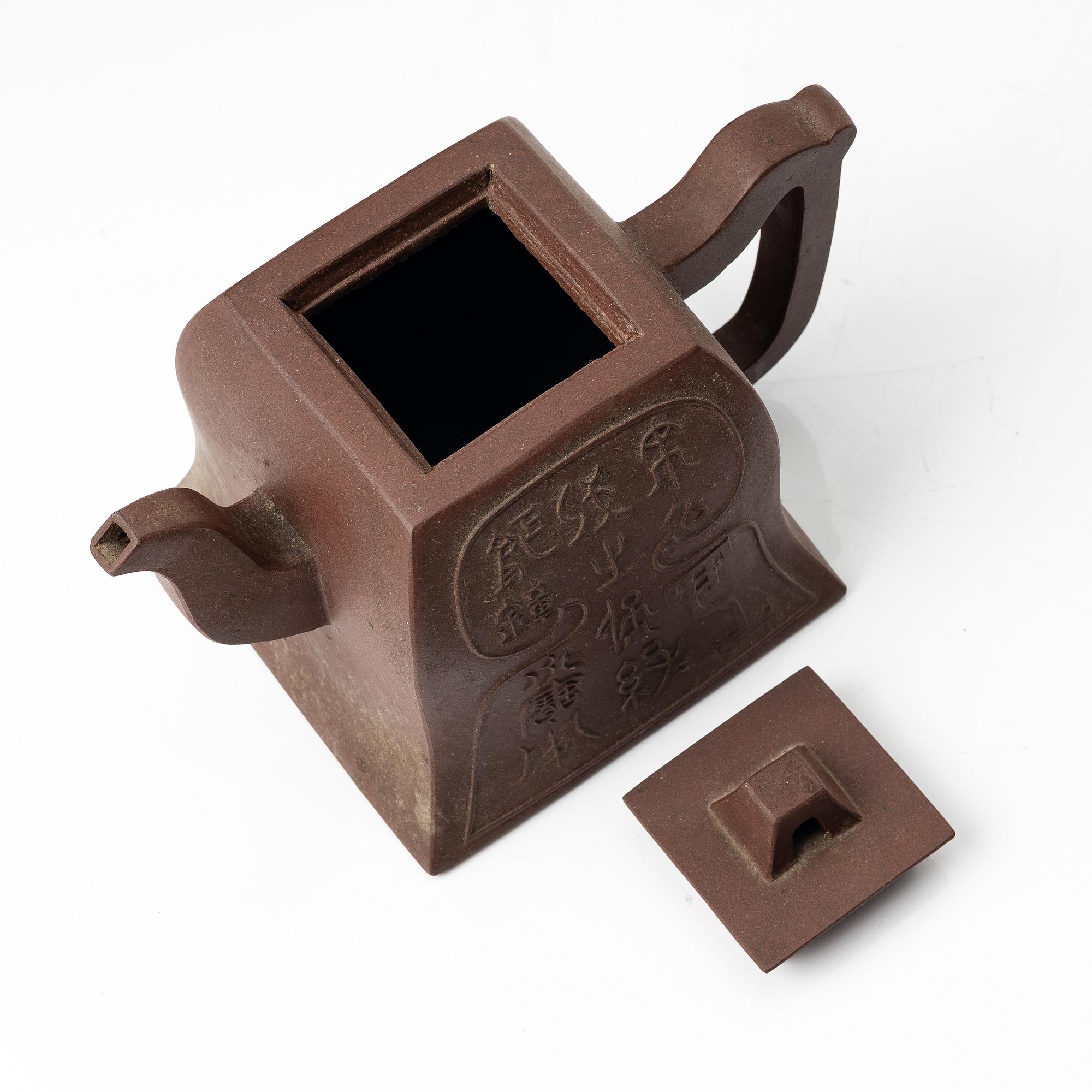A Chinese square yixing teapot, early 20th century.