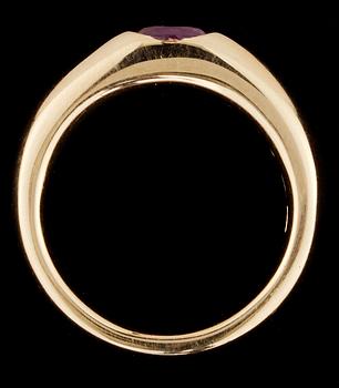 RING, 18k guld med fasettslipad rubin, 0.77 ct.