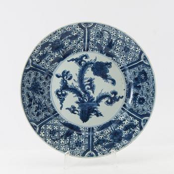 A blue and white dish, Qing dynasty, early 18th century.