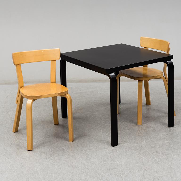ALVAR AALTO, bord samt två stolar modell 69, Artek.