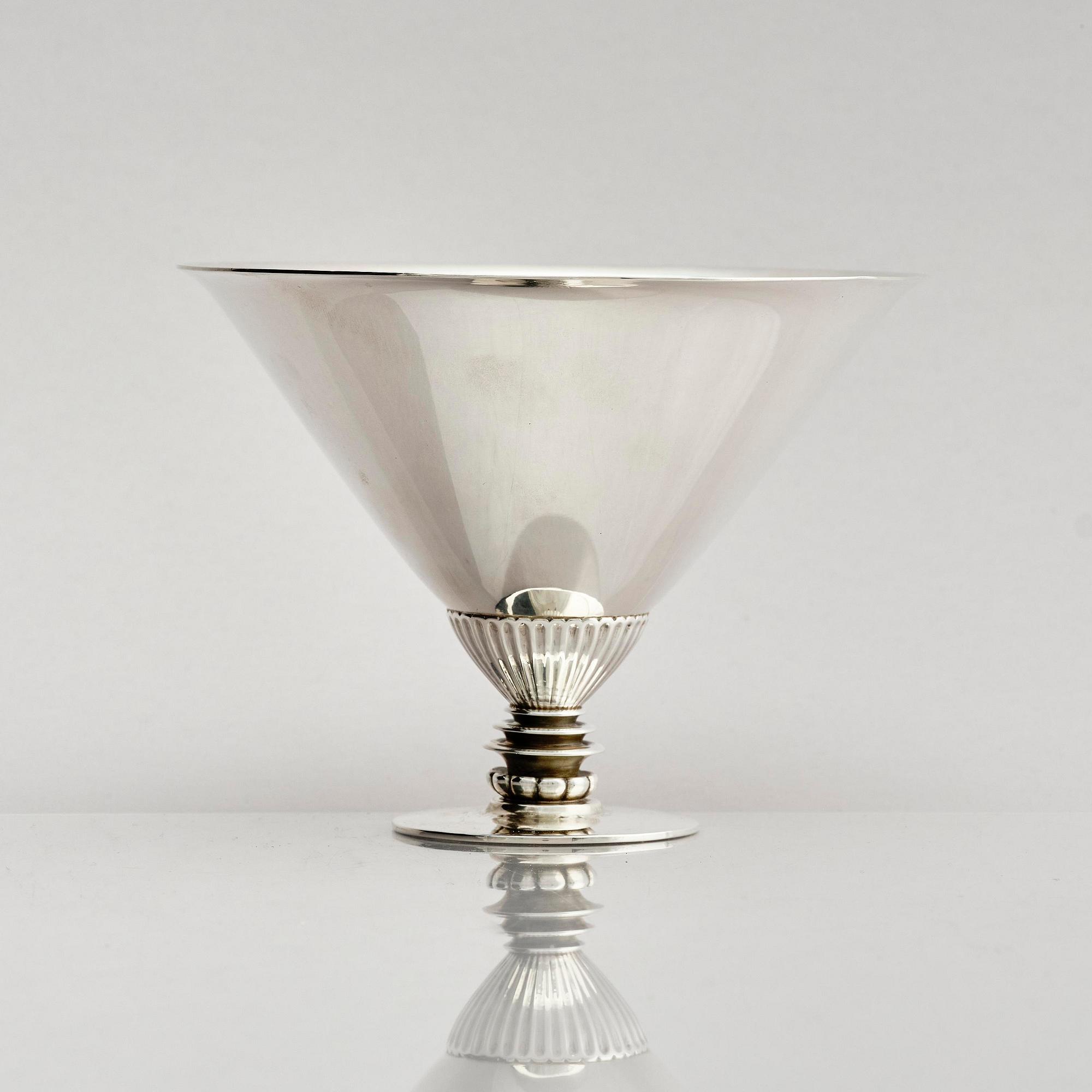 Georg Jensen, skål på fot, sterling silver, modell 259, design Gundorph Albertus, Köpenhamn efter 1945.