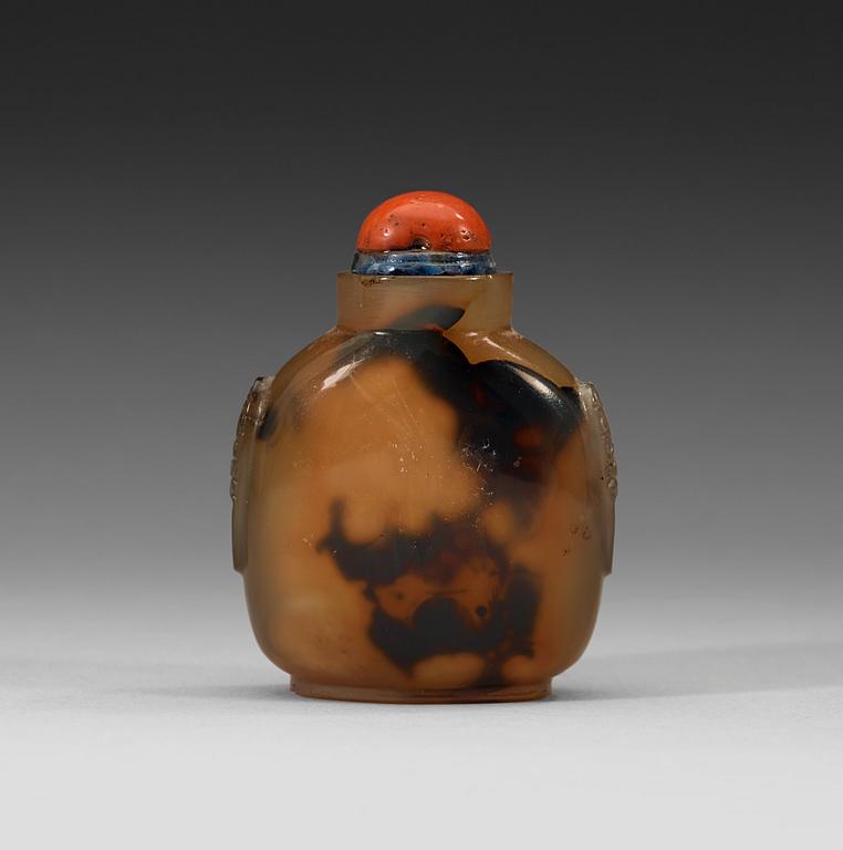 An agathe snuff bottle, Qing dynasty.