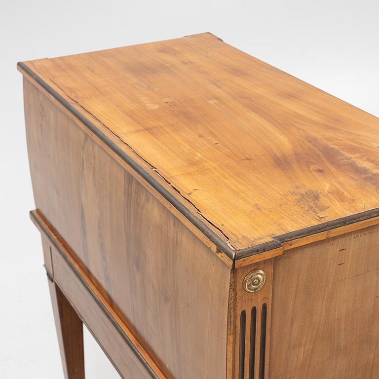 Skrivbord med uppsats, sengustaviansk stil, 1800-tal.