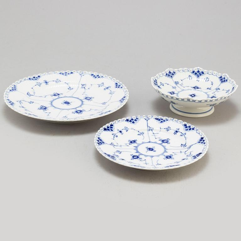ROYAL COPENHAGEN, servis, 80 delar, porslin, "Musselmalet Helblond", Danmark.