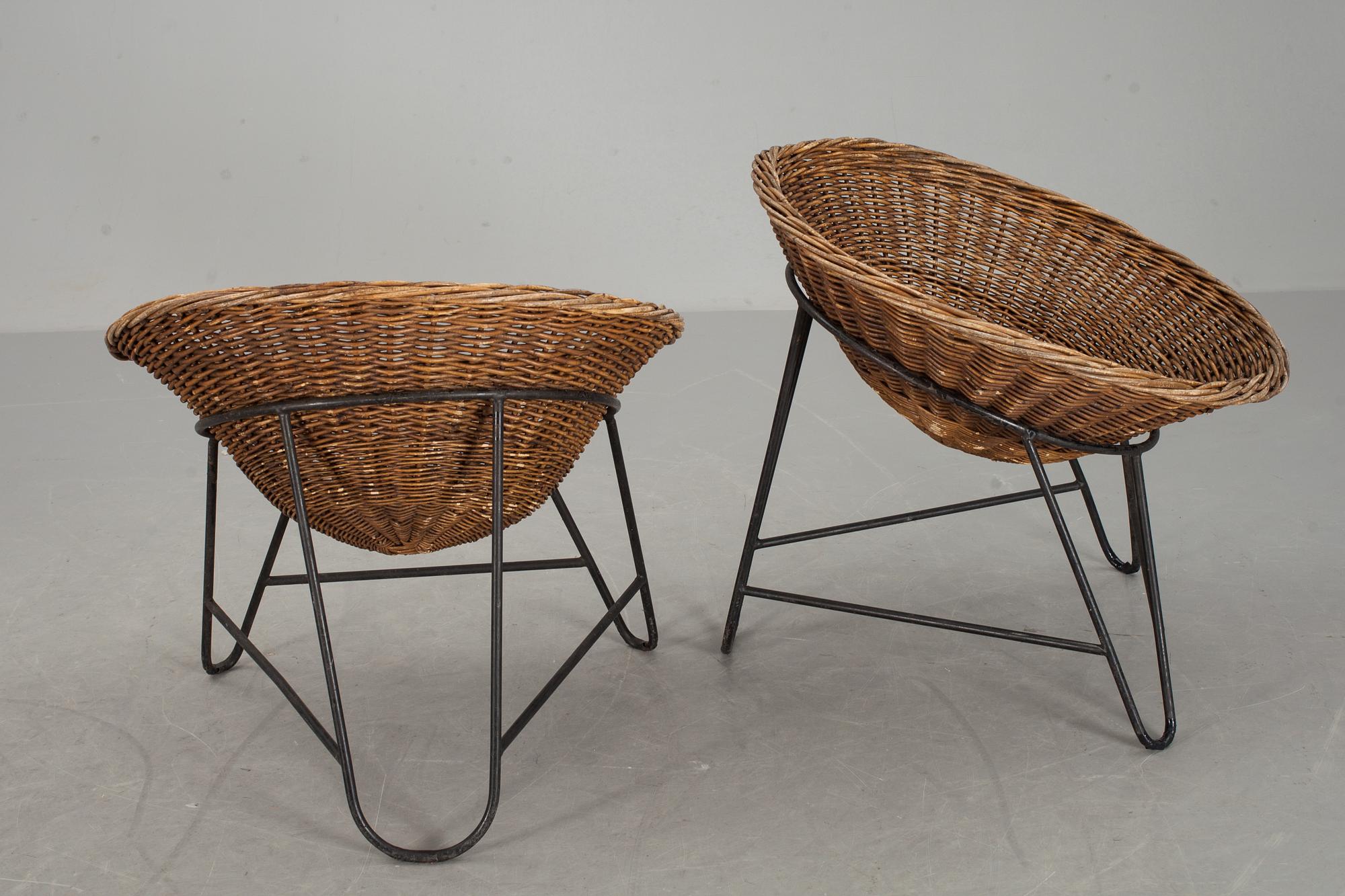 KORGFÅTÖLJER, ett par, 1950/60-tal.