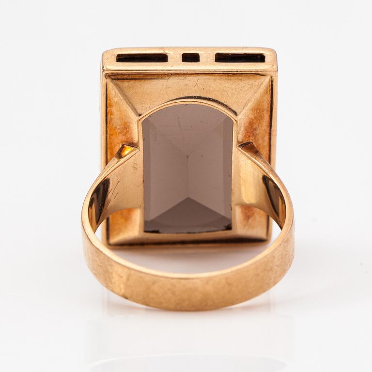 Bror Sundgren, Ring, 14K guld, rökkvarts. Westerback, Helsingfors 1963.