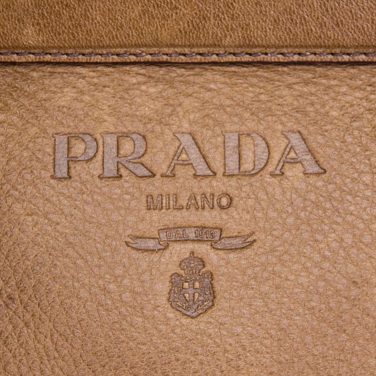 LAUKKU, Prada.